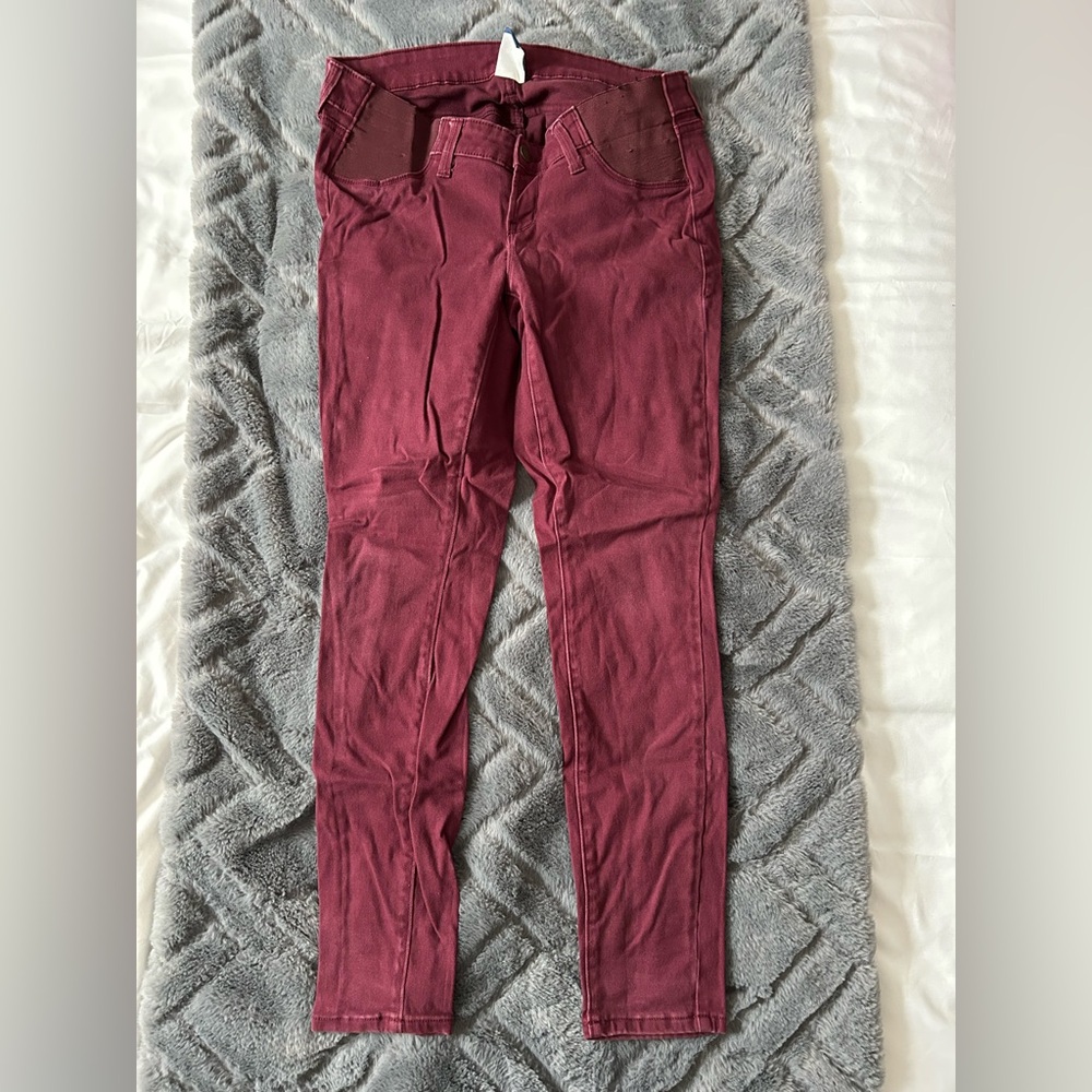 Old Navy Maternity side panel skinny jeans. Very cute and comfy!